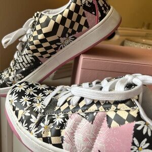 Airwalk daisy & pink sneakers. Women’s size 7.5